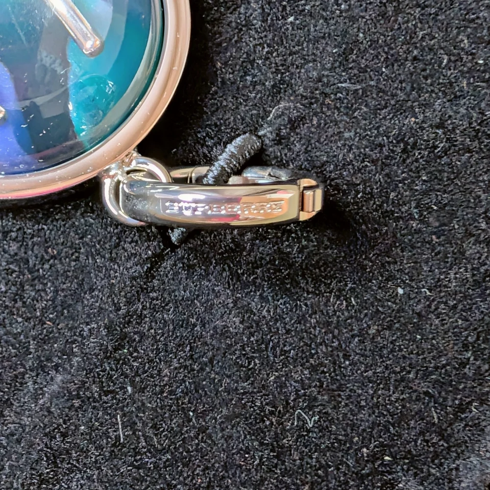 ✨ BURBERRY “U” Initial Pendant / Keychain – With Box & Dust Bag ✨ - Picture 8 of 8